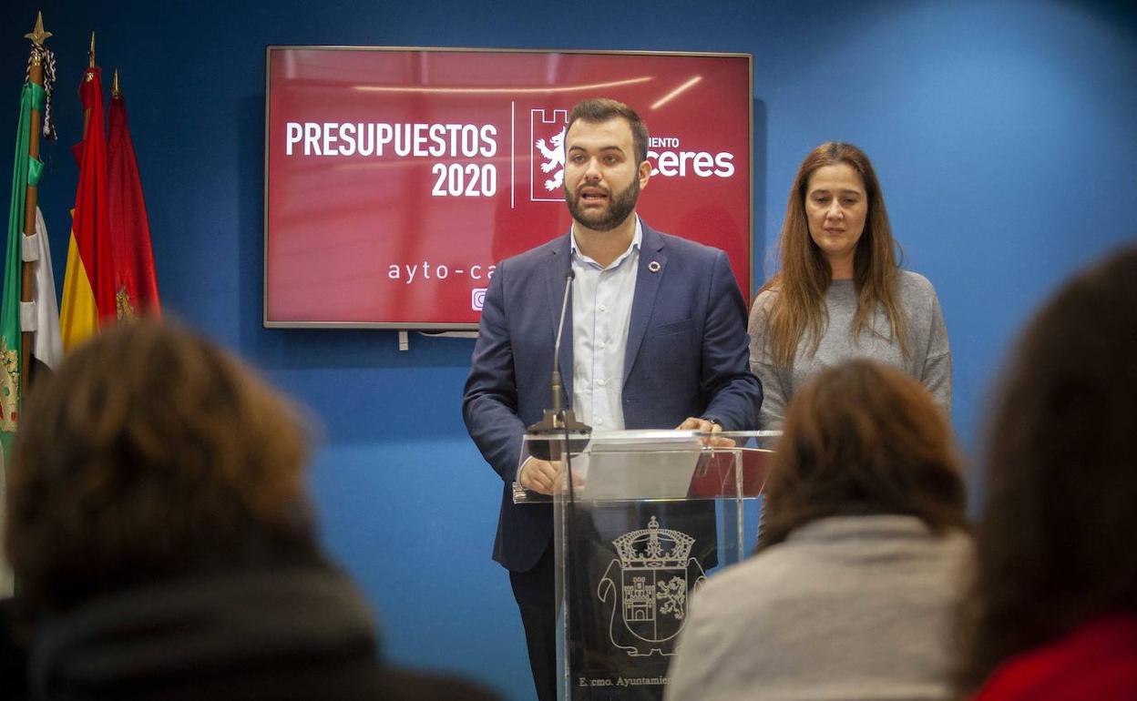 Luis Salaya presenta las cuentas junto a María Ángeles Costa. ::
