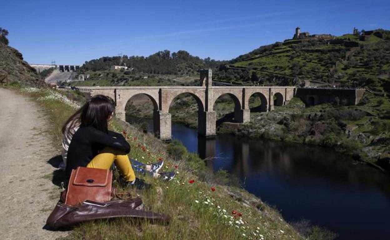 La Asamblea pide impulsar que el Puente Romano de Alcántara sea Patrimonio de la Humanidad