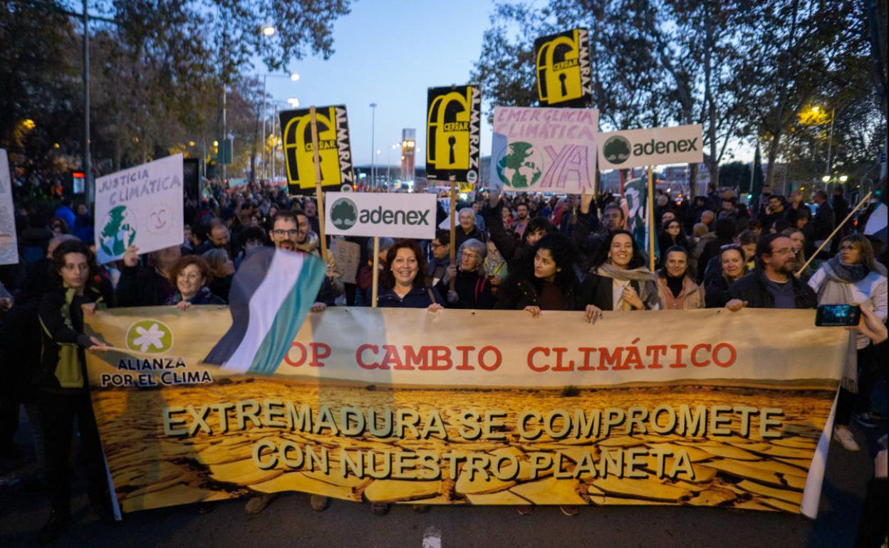 Miembros de Adenex participan en la Marcha por el Clima en Madrid