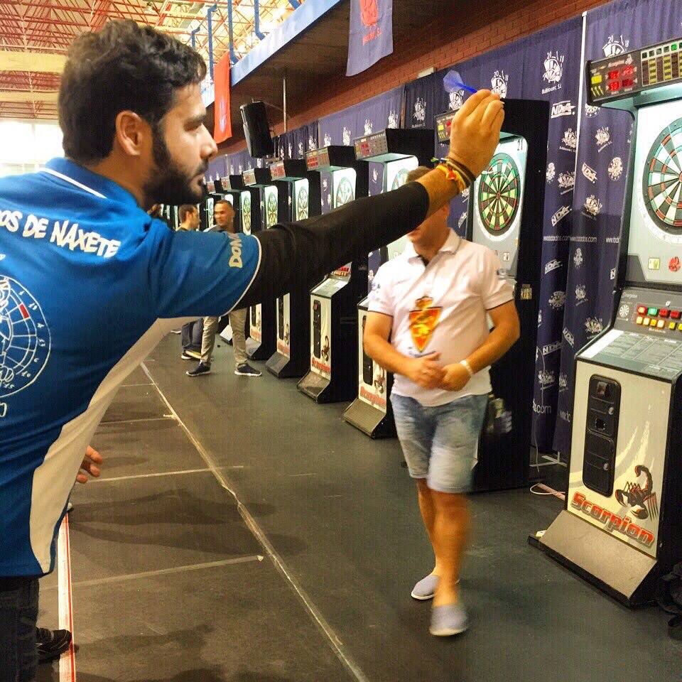 El teniende Alcalde de Plasencia, David Dóniga, ya ha ido a varios campeonatos nacionales de dardo. 