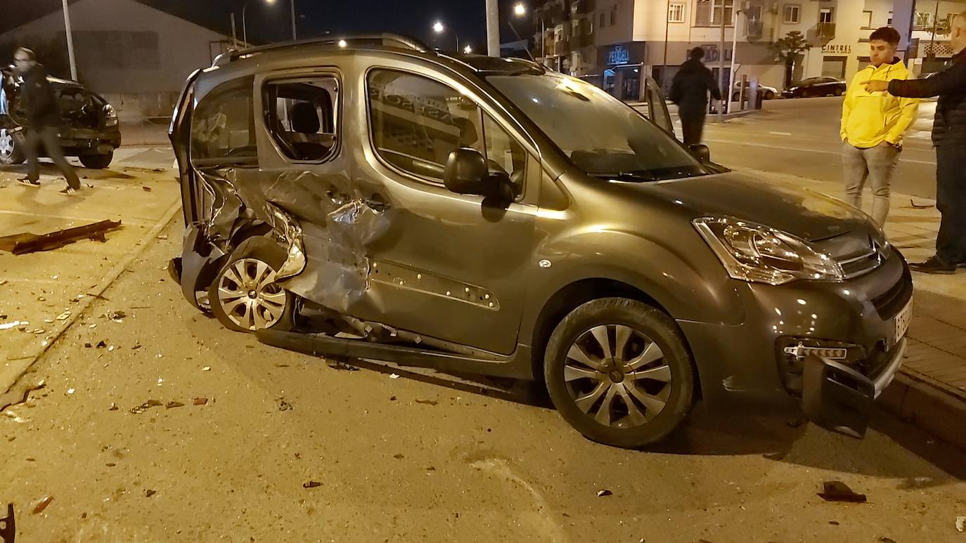 Fotos: Un conductor ebrio resulta herido en Plasencia al embestir a un vehículo en el que viajaban un hombre y su mujer embarazada