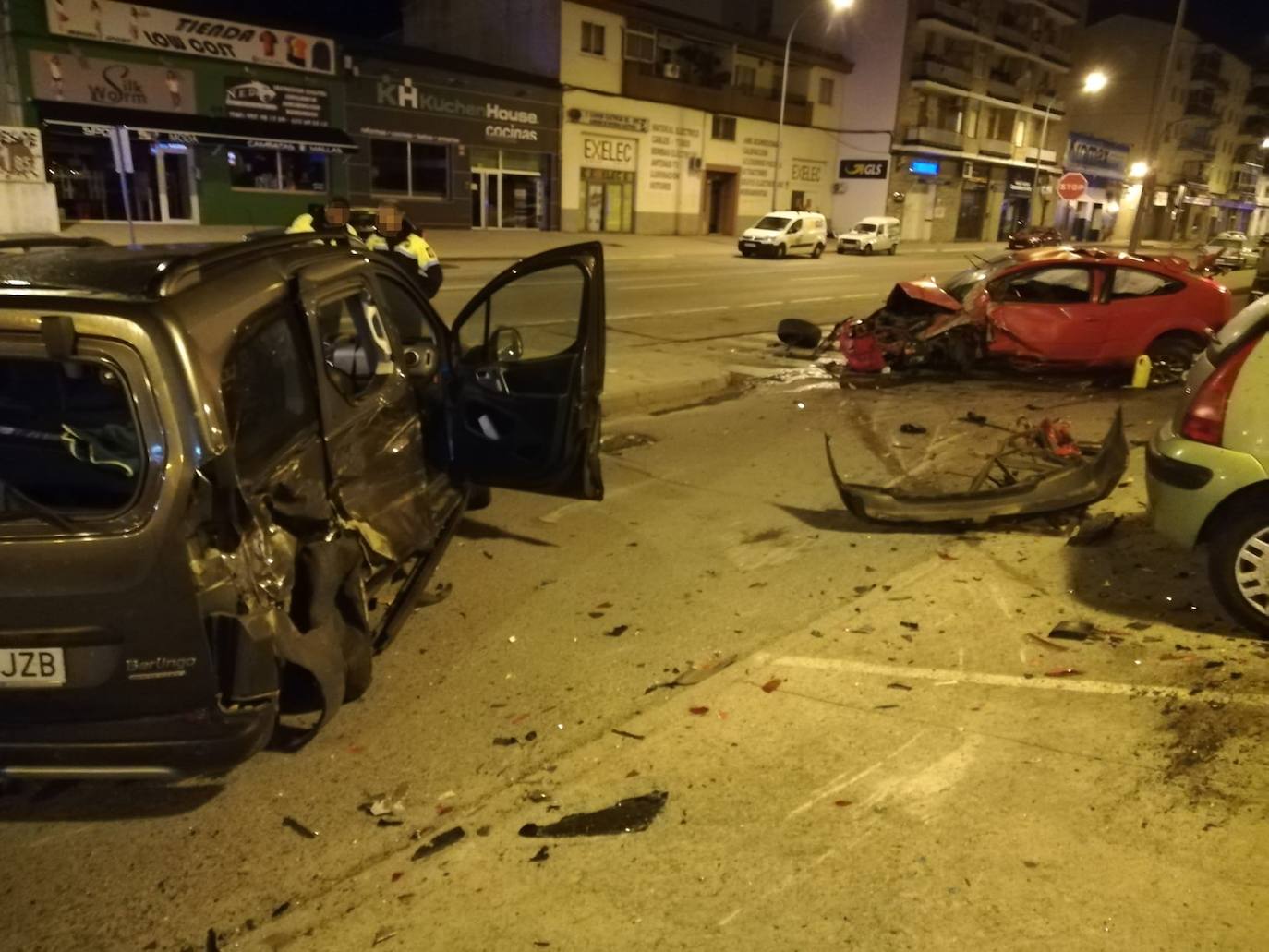 Fotos: Un conductor ebrio resulta herido en Plasencia al embestir a un vehículo en el que viajaban un hombre y su mujer embarazada