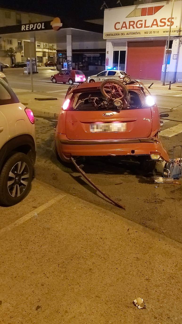 Fotos: Un conductor ebrio resulta herido en Plasencia al embestir a un vehículo en el que viajaban un hombre y su mujer embarazada