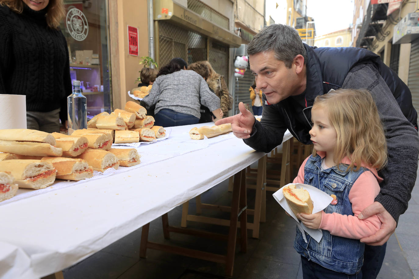 Fotos: Bocadillo gigante de patatera en la calle Moret de Cáceres