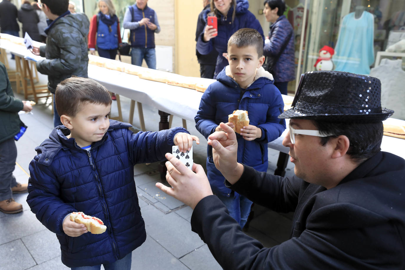 Fotos: Bocadillo gigante de patatera en la calle Moret de Cáceres