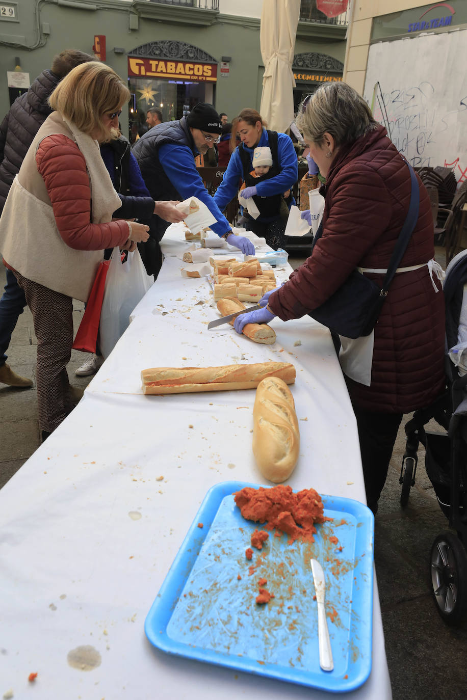 Fotos: Bocadillo gigante de patatera en la calle Moret de Cáceres