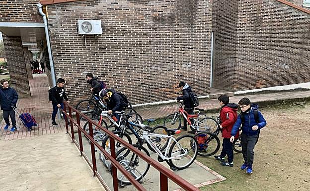 Escolares del colegio Nuestra Señora de la Luz aparcando sus bicicletas. :: HOY