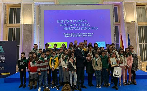 Alumnos de Arroyo entregan un botijo a la ministra de Educación durante la cumbre del clima. :: HOY