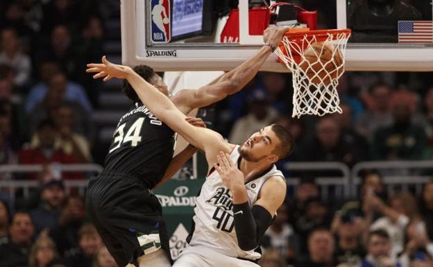 Giannis Antetokounmpo anotando un mate ante la defensa de Ivica Zubac. 