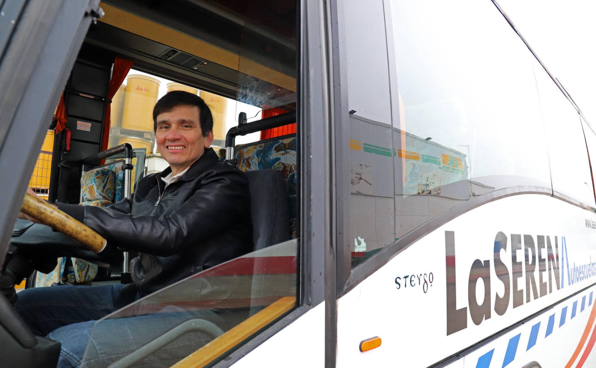 Javier Porras al volante del autobús de la autoescuela La Serena con el que da sus clases prácticas. ::