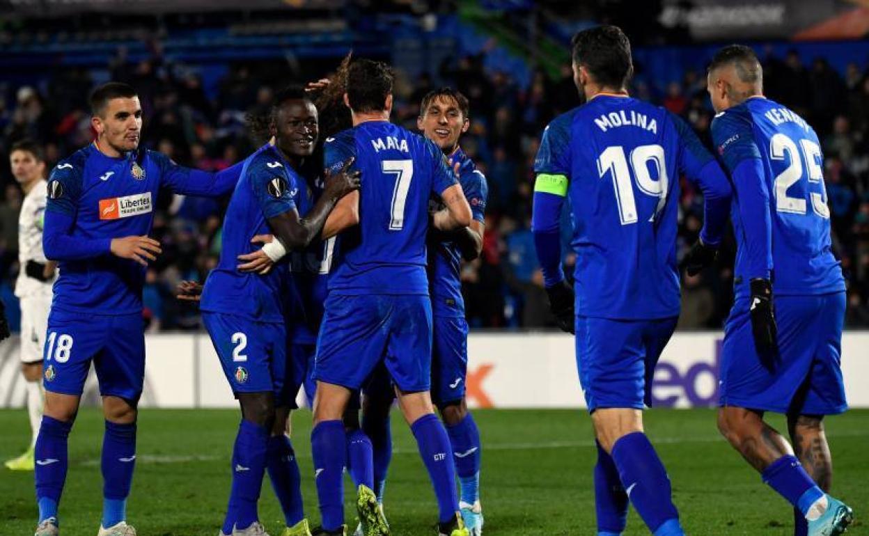 Los jugadores del Getafe celebran un gol. 