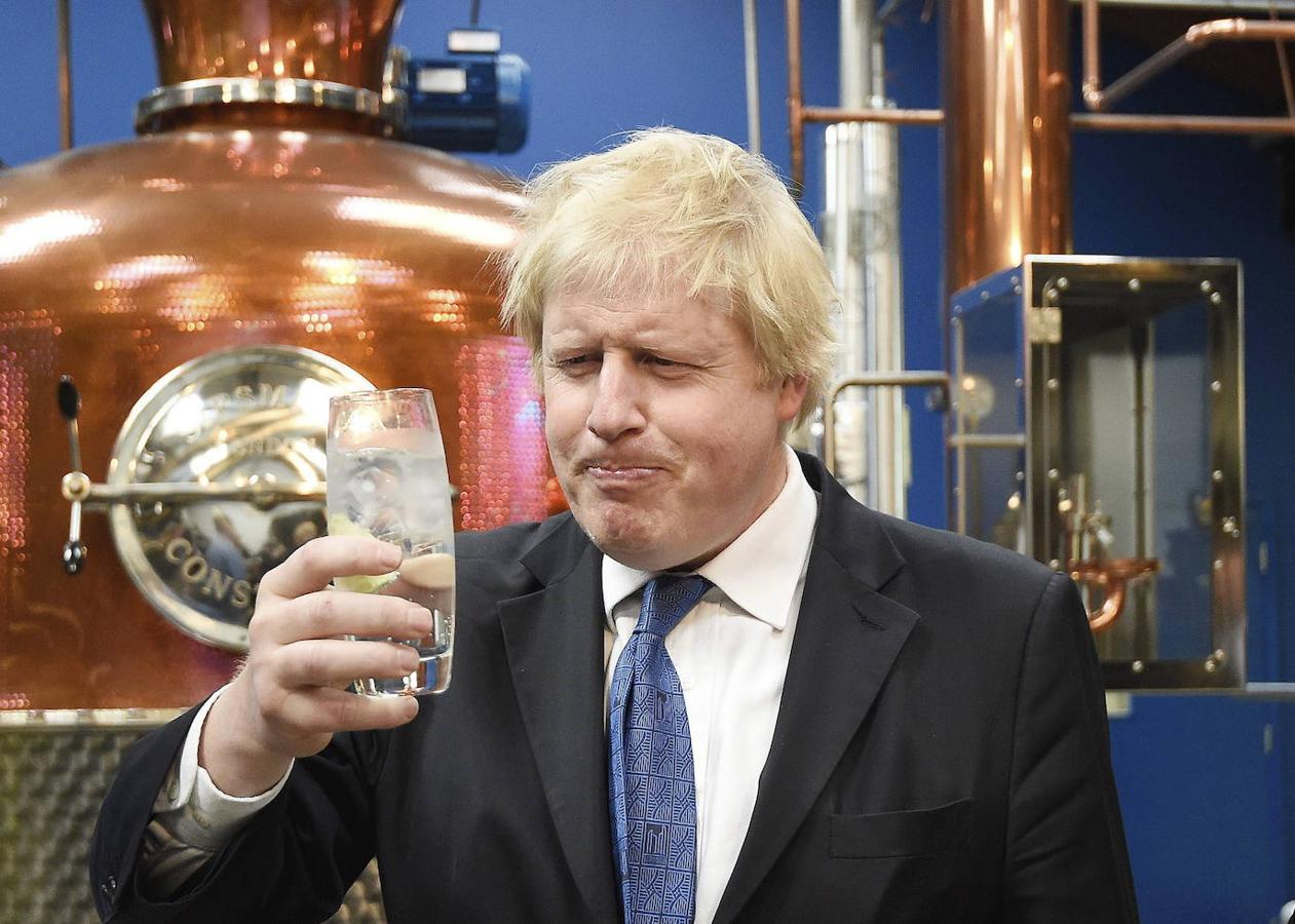 Johnson, entonces alcalde de Londres, prueba una ginebra en 2015