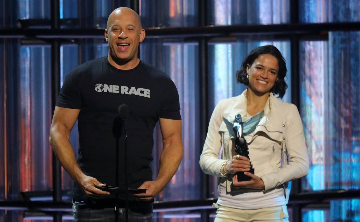 Los actores Vin Diesel y Michelle Rodriguez hablan en el escenario durante The Game Awards 2019.
