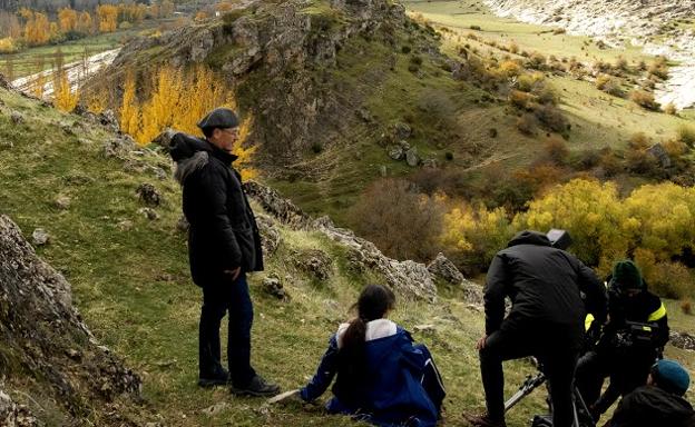 El director Manuel Martín Cuenca (de pie), en el rodaje de 'La hija'.