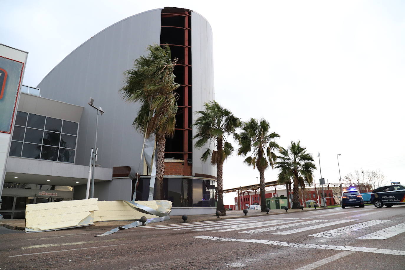 Parte del revestimiento del centro de ocio Las Cumbres, de Don Benito, se desprende por el viento. 