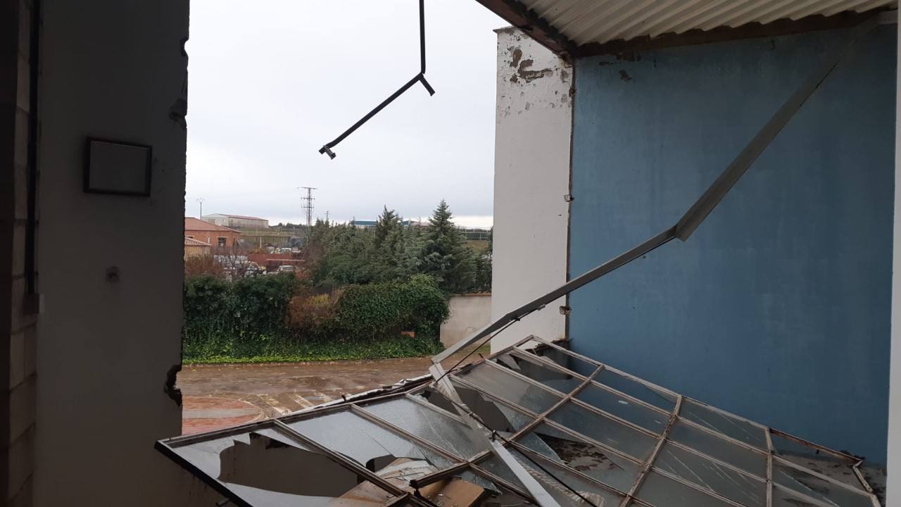 La estructura de cristal del pabellón La Encina de Guareña se desploma con el viento