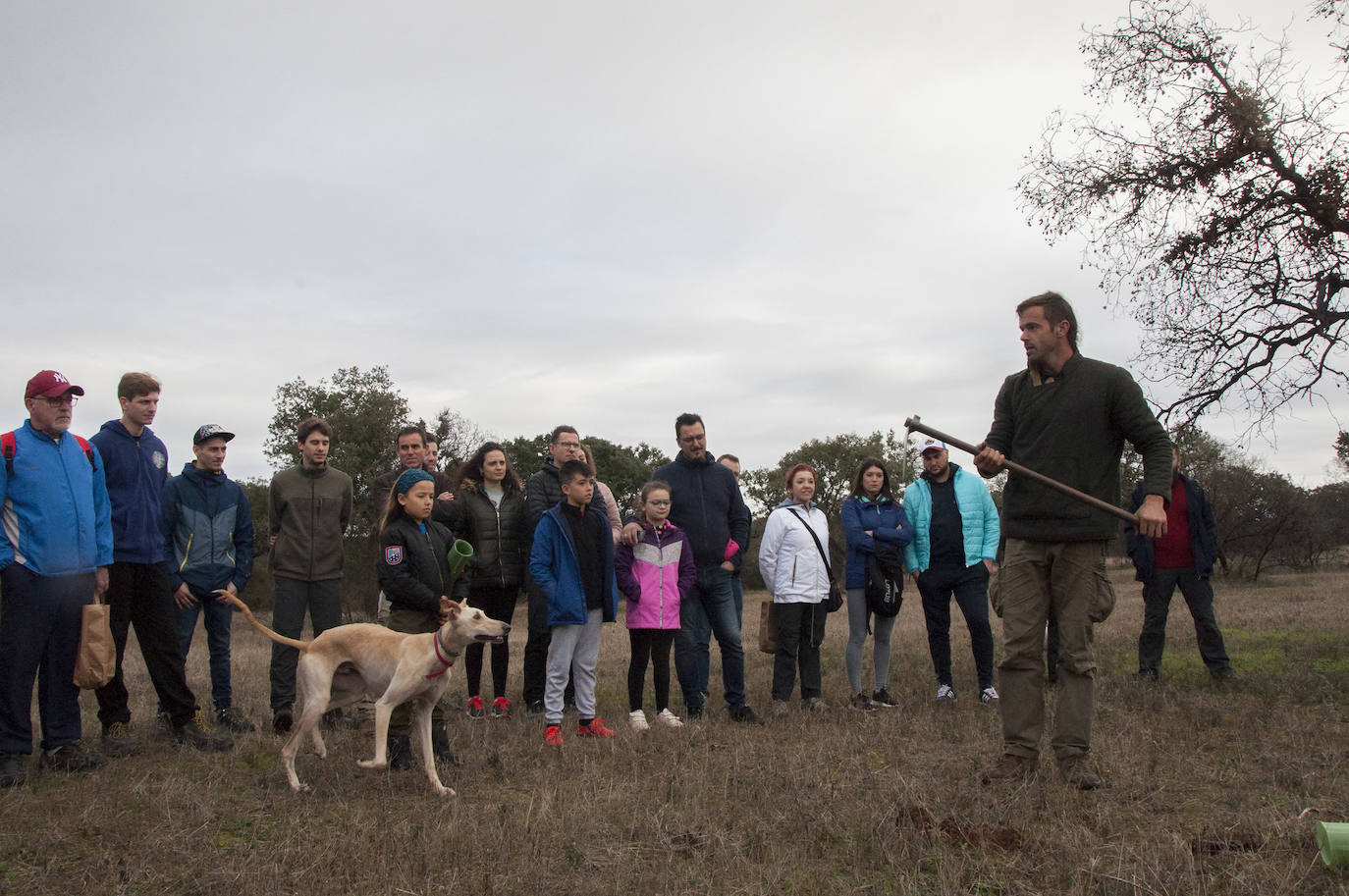 El lugar elegido en Badajoz para reforestar fue la parte alta del parque que perdió siete hectáreas en el incendio de 2017