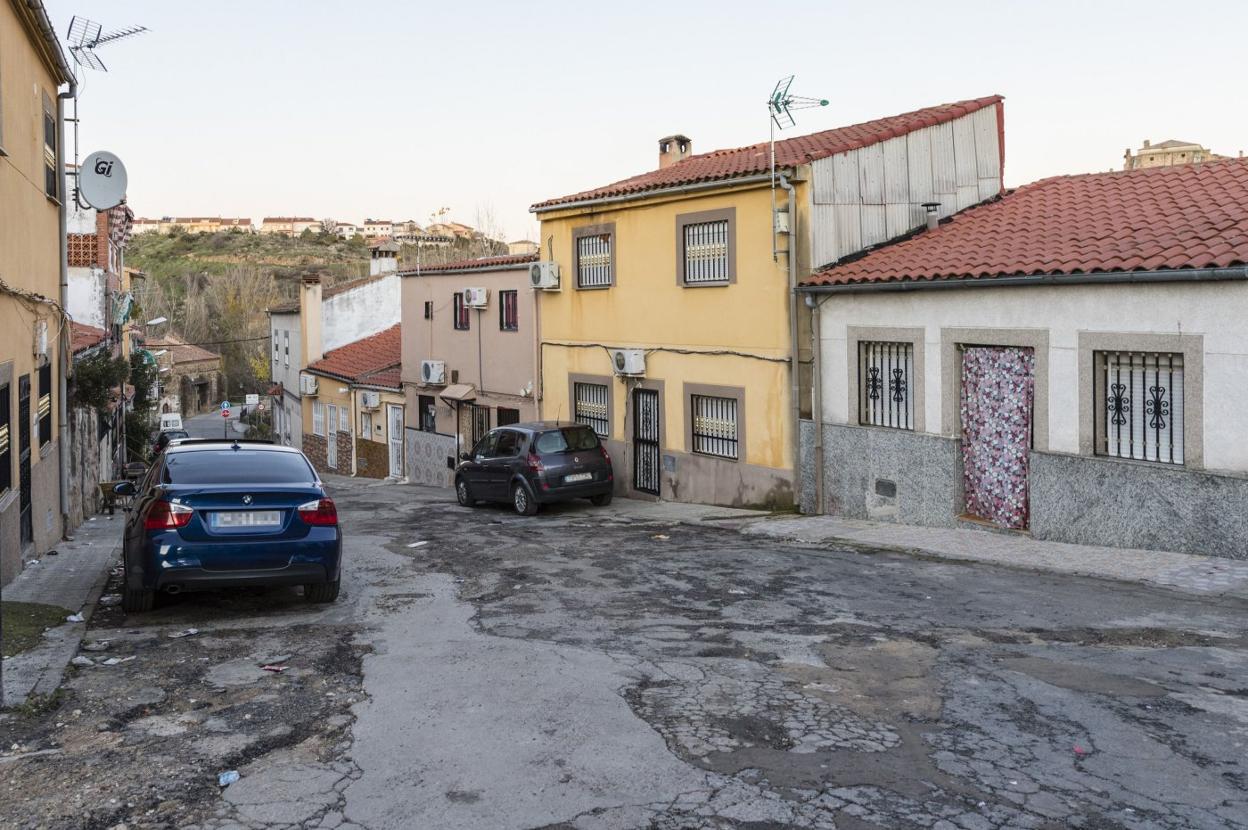 Imagen de la calle Millán-Astray en el barrio de San Lázaro, con un pavimento destrozado. :: A. SOLÉ