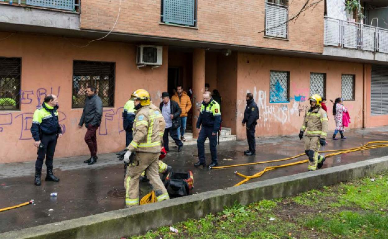 Intervención de los bomberos en el bloque de Gabriel y Galán:: 
