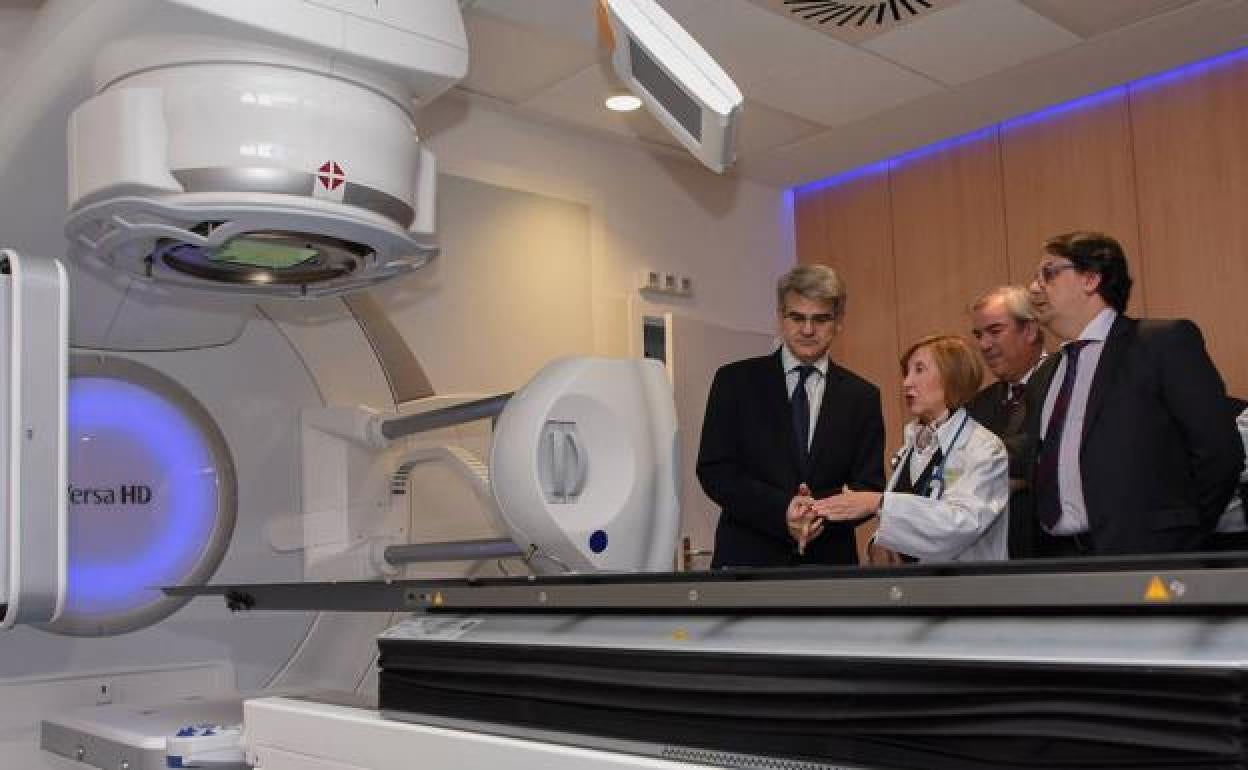 Inauguración de un acelerador comprado por la Junta en el Hospital Universitario de Badajoz. / HOY