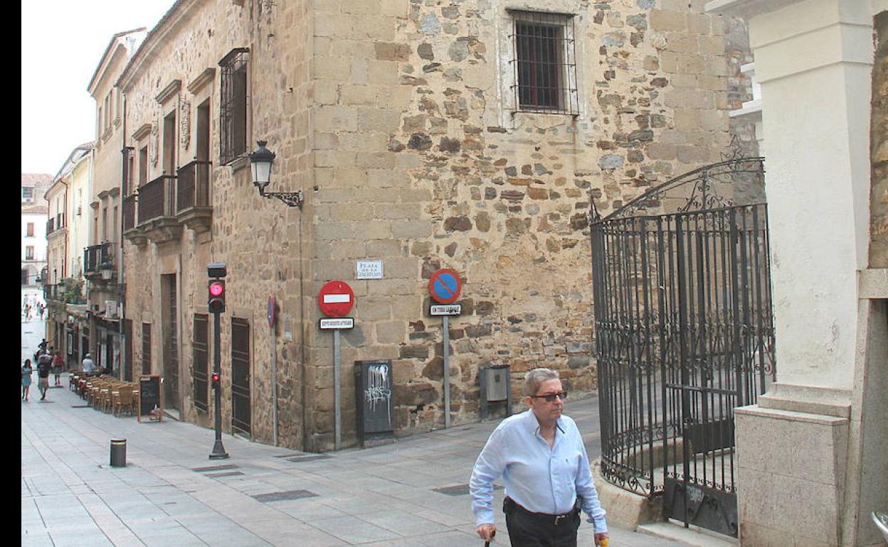 Conferencia del escritor Francis Acedo en el Ateneo de Cáceres