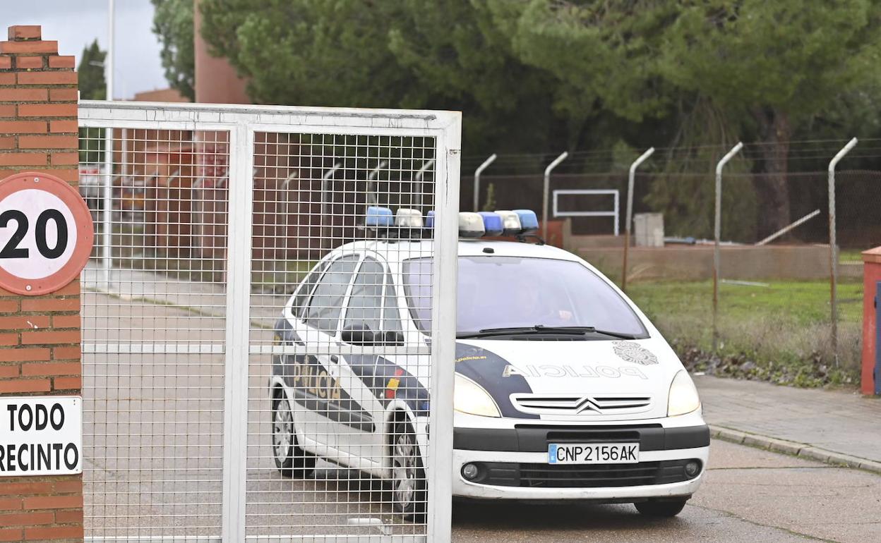 Acceso a la cárcel de Badajoz:: J.V. ARNELAS 