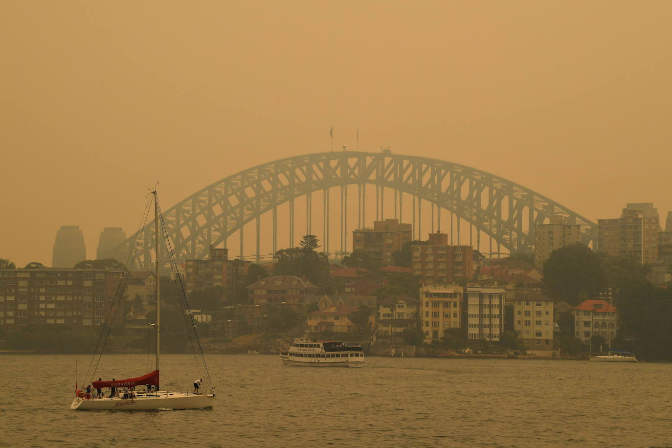 El humo proveniente de los incendios cubren el cielo de Sidney