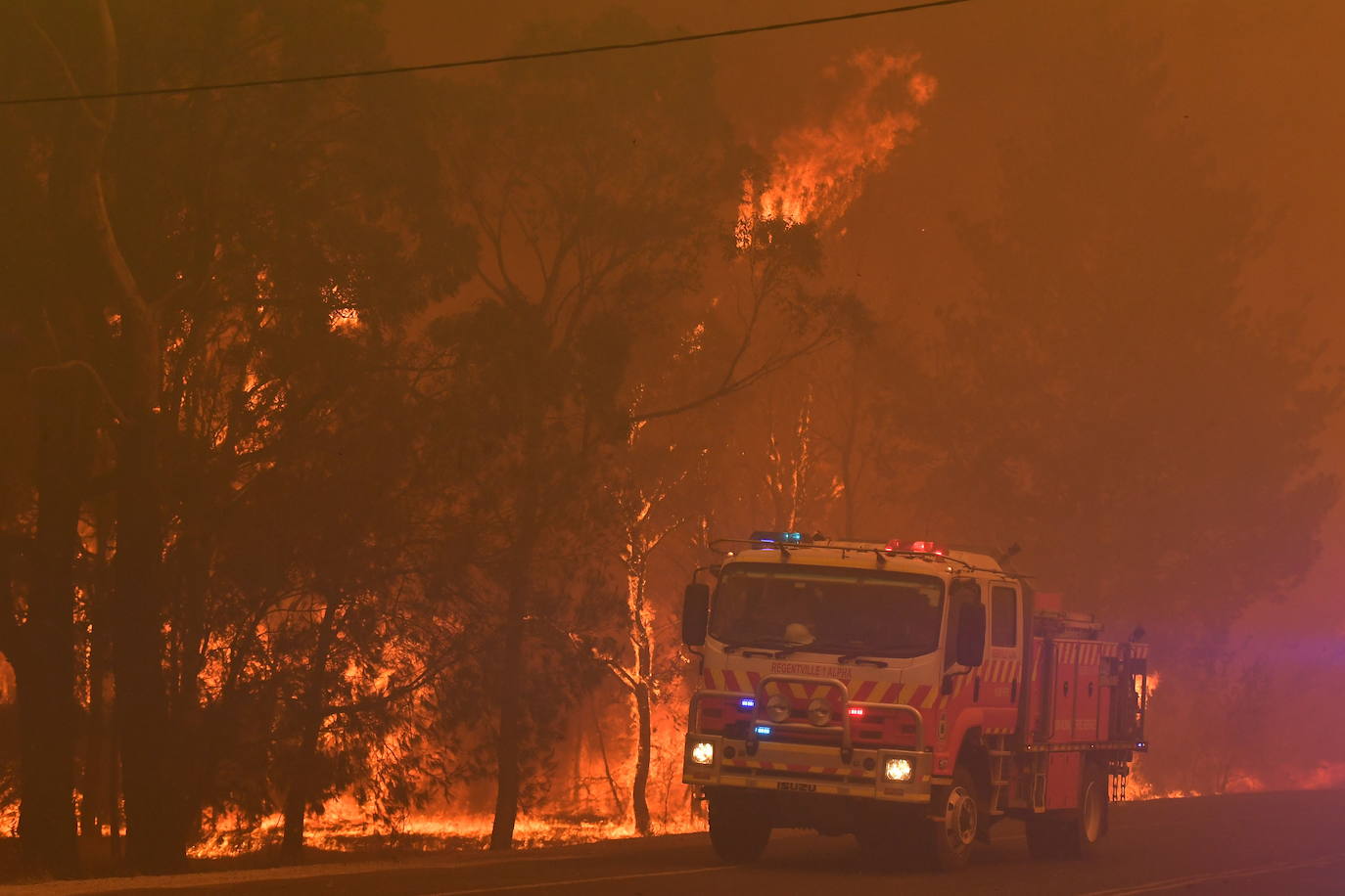 Bomberos luchan contra las llamas en Tahmoor, a 100 kilómetros de Sidney