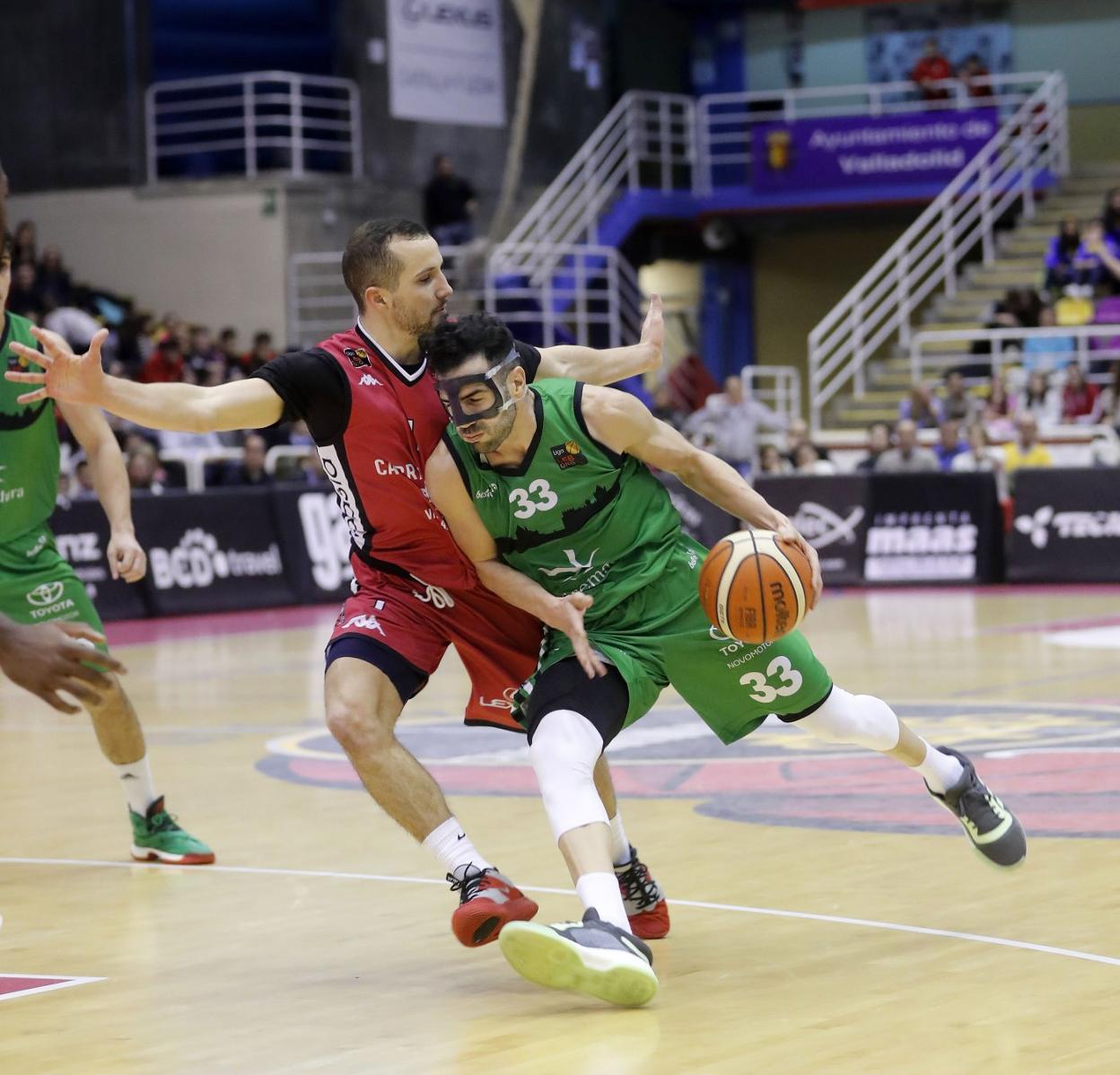 Luis Parejo, capitán del Cáceres, ayer con la máscara en la pista del Valladolid. :: adg media