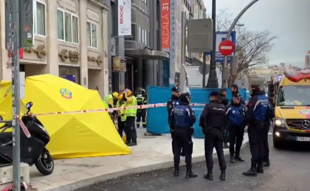 Agentes de la Policía Nacional y del SAMUR en el lugar del suceso este viernes.