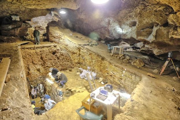 La campaña arqueológica en la cueva de Santa Ana se clausuró ayer sábado. :: lorenzo cordero