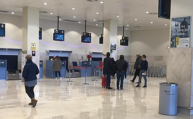 Imagen principal - Más de seis horas de retraso en los vuelos entre Badajoz y Madrid