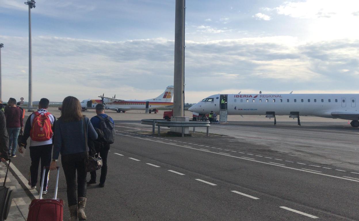 Pasajeros afectados por el retraso de camino al avión antes de su salida a Madrid desde Badajoz. 