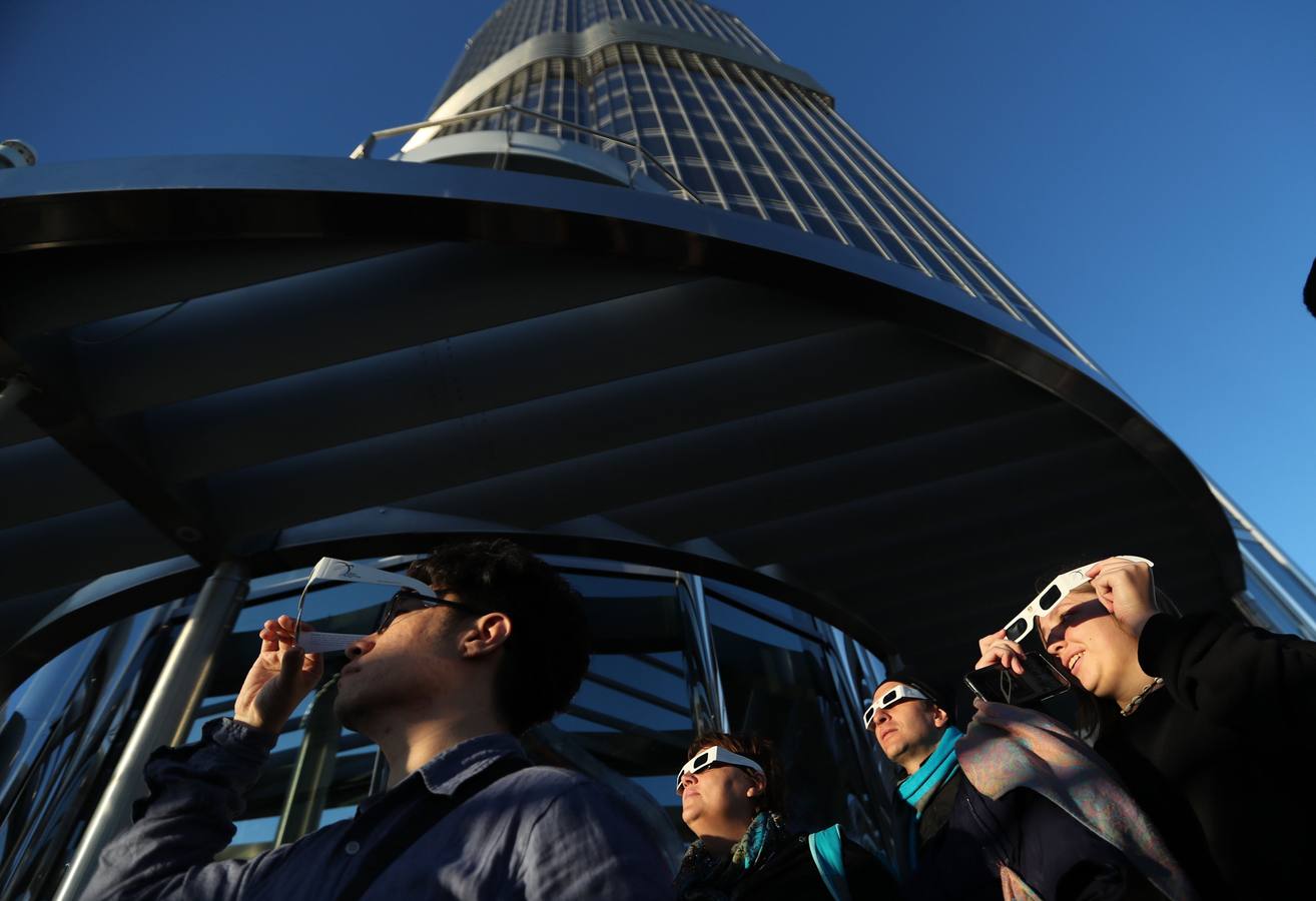 Fotos: Eclipse solar en los Emiratos Arabes Unidos