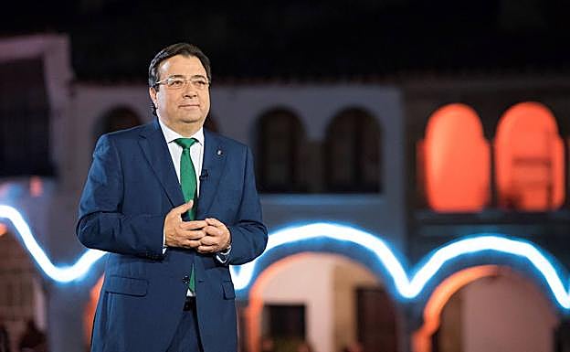 Guillermo Fernández Vara, en la plaza de Garrovillas de Alconétar. :: 