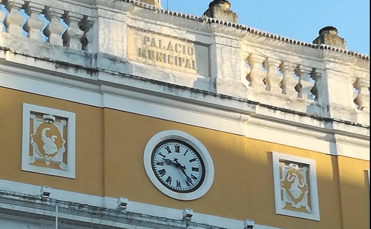 El PSOE lamenta que el reloj municipal de Badajoz se arregle el día de antes de las campanadas