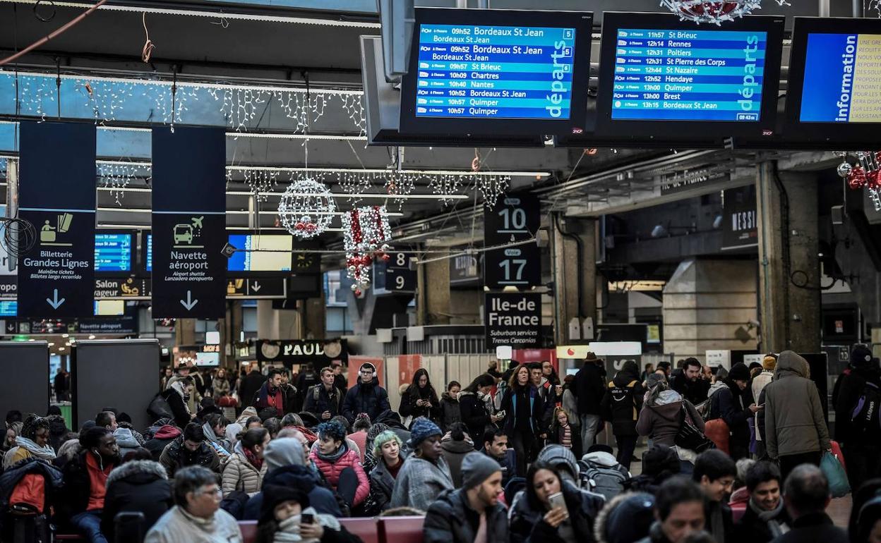 Los pasajeros esperan a los trenes en la estación de Montparnasse, en París. 