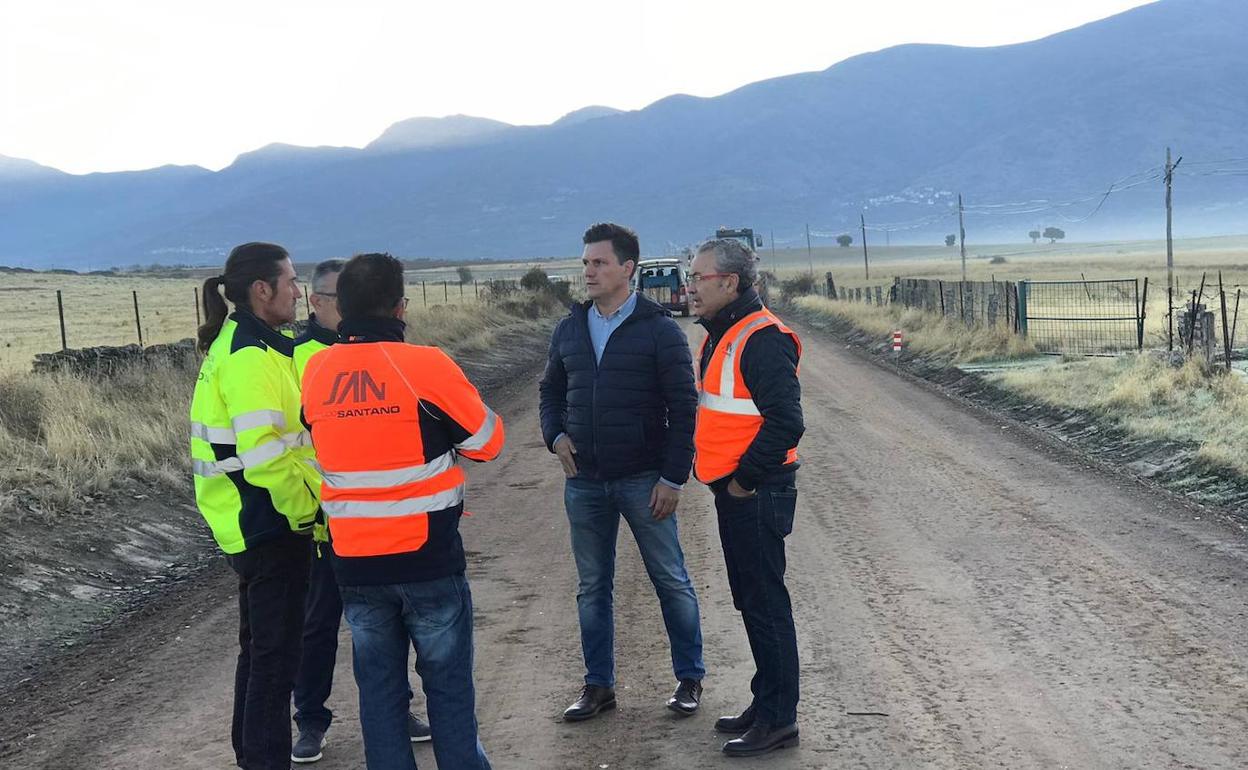 El diputado García Nicolás, en una visita a la obra cuando aún no estaba terminada. 