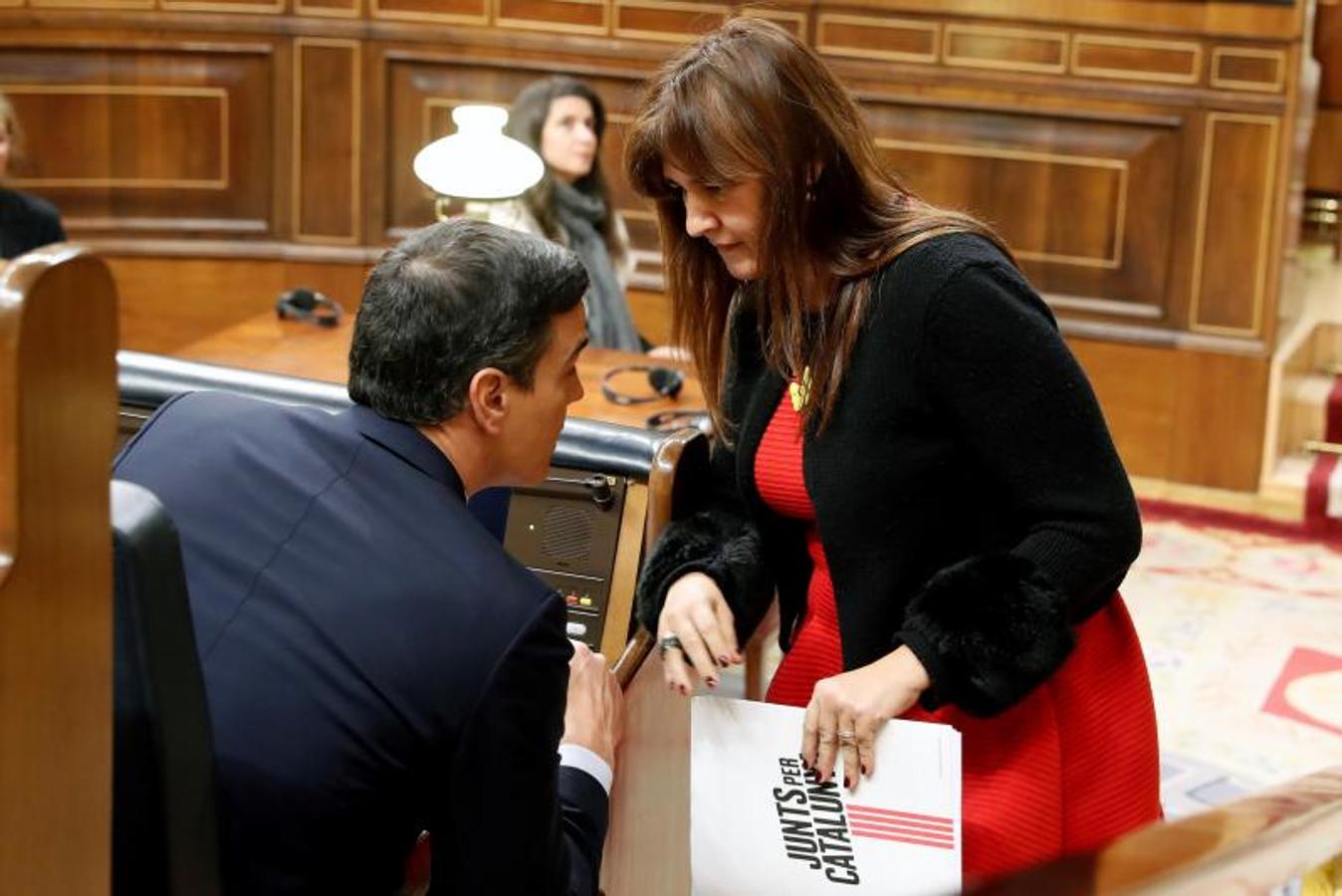 Sánchez conversa con la portavoz de Junts per Catalunya, Laura Borràs