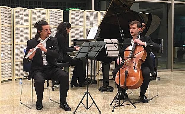 Trío Adarves en su actuación en el CCMI el pasado lunes. HOY