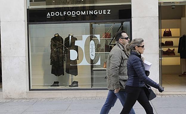 Cartel de rebajas en un escaparate de San Pedro de Alcántara.