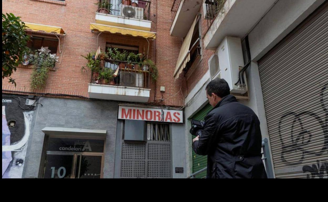 Portal de la vivienda en la que se produjo una de las presuntas agresiones sexuales, en Murcia.