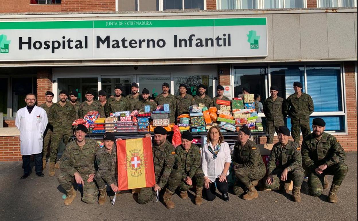 La Brigada Extremadura lleva regalos y esperanza al Materno Infantil de Badajoz