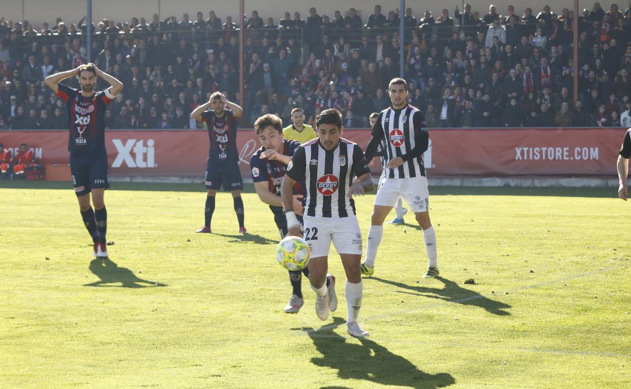 Kike Pina controla el balón ante la presión de un jugador del Yeclano. :: 