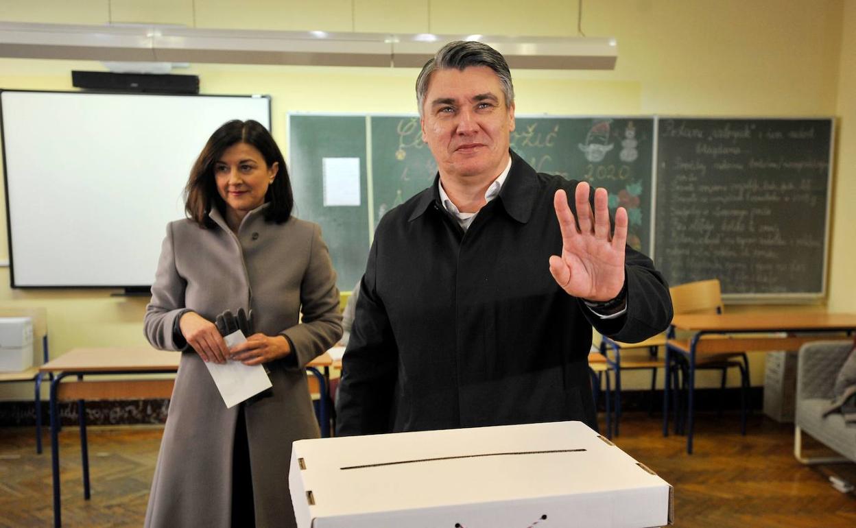 El socialdemócrata Zoran Milanovic, en el momento de votar este domingo.