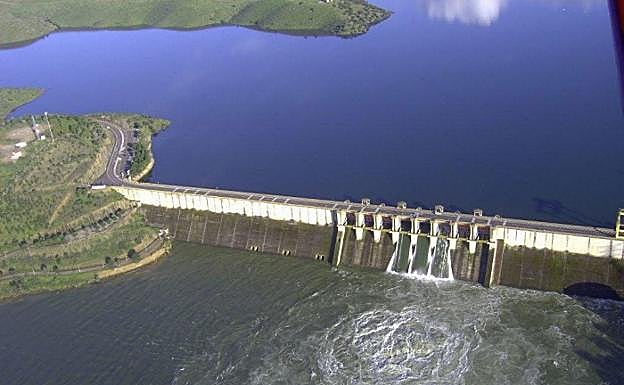 El puente de la presa privada de Iberdrola que conecta Cáceres con Portugal solo abre al tráfico los fines de semana.