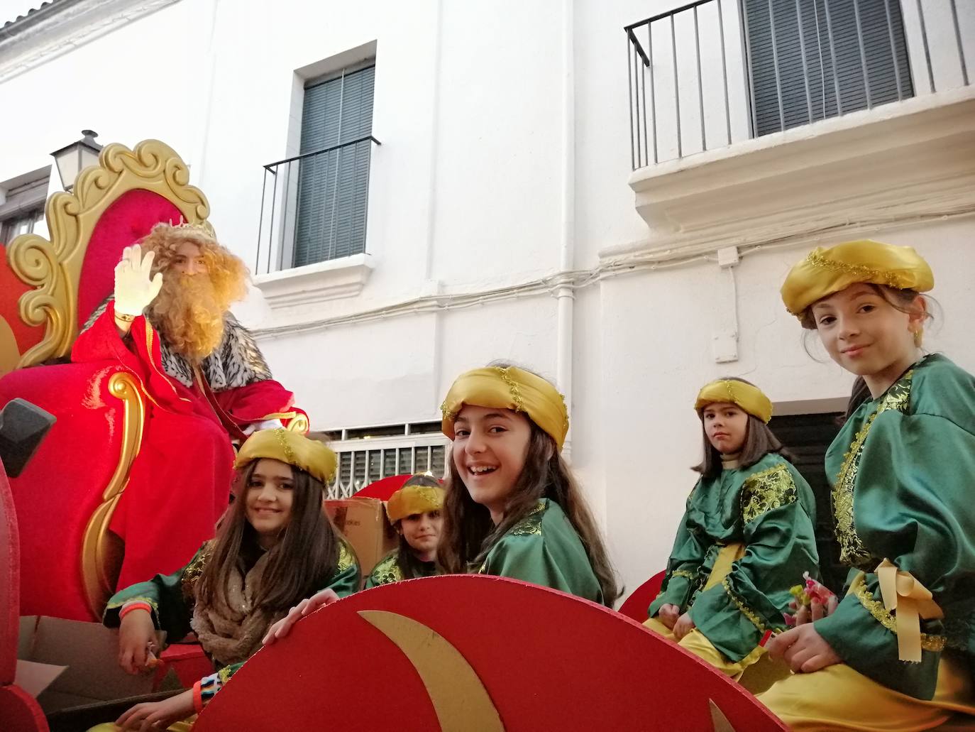 Llerena. Sonrientes pajes de una de las carrozas reales. :: 