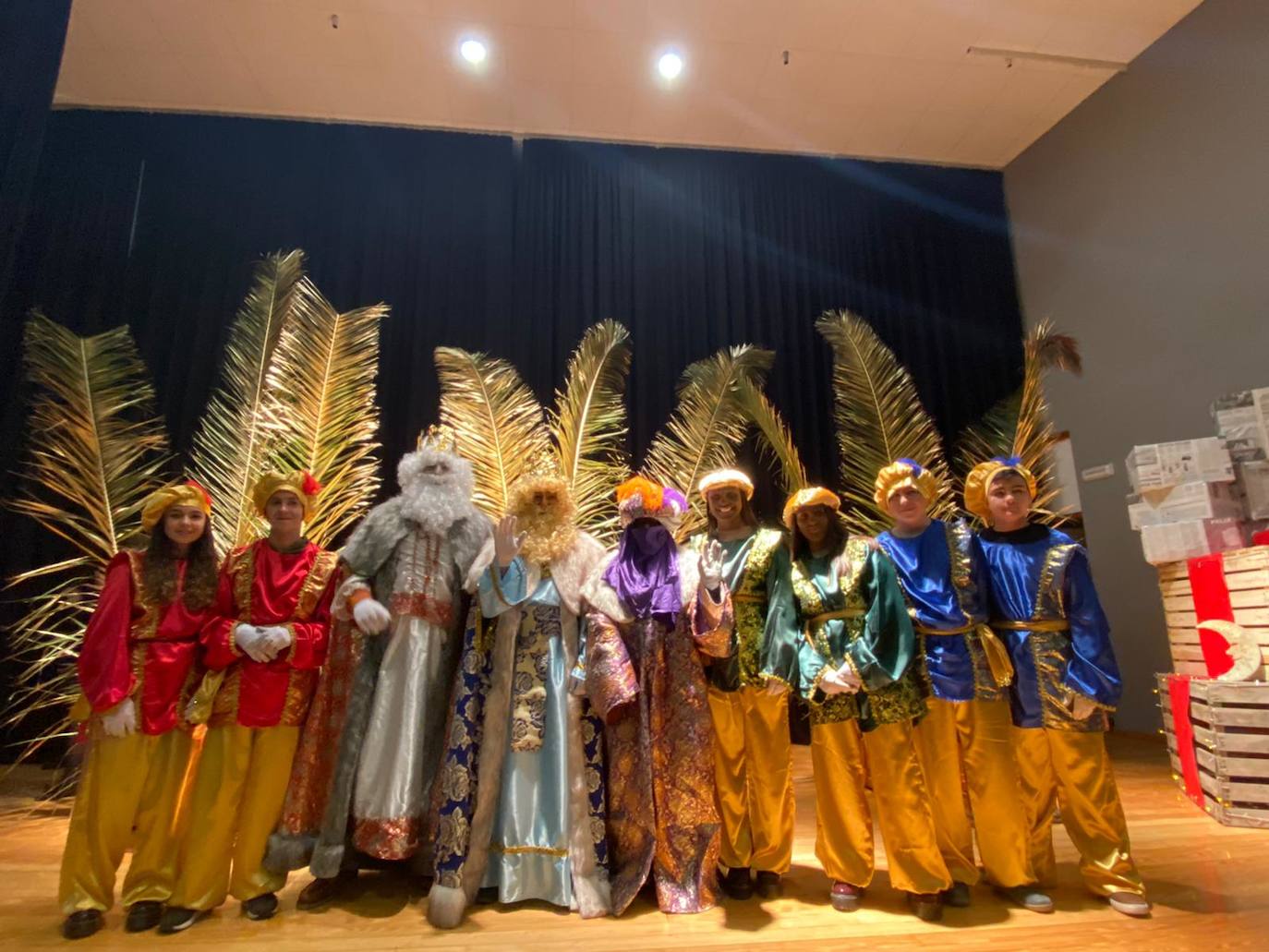 Madrigalejo. Sus Majestades de Oriente y sus ayudantes, antes del inicio de la cabalgata.. :: 