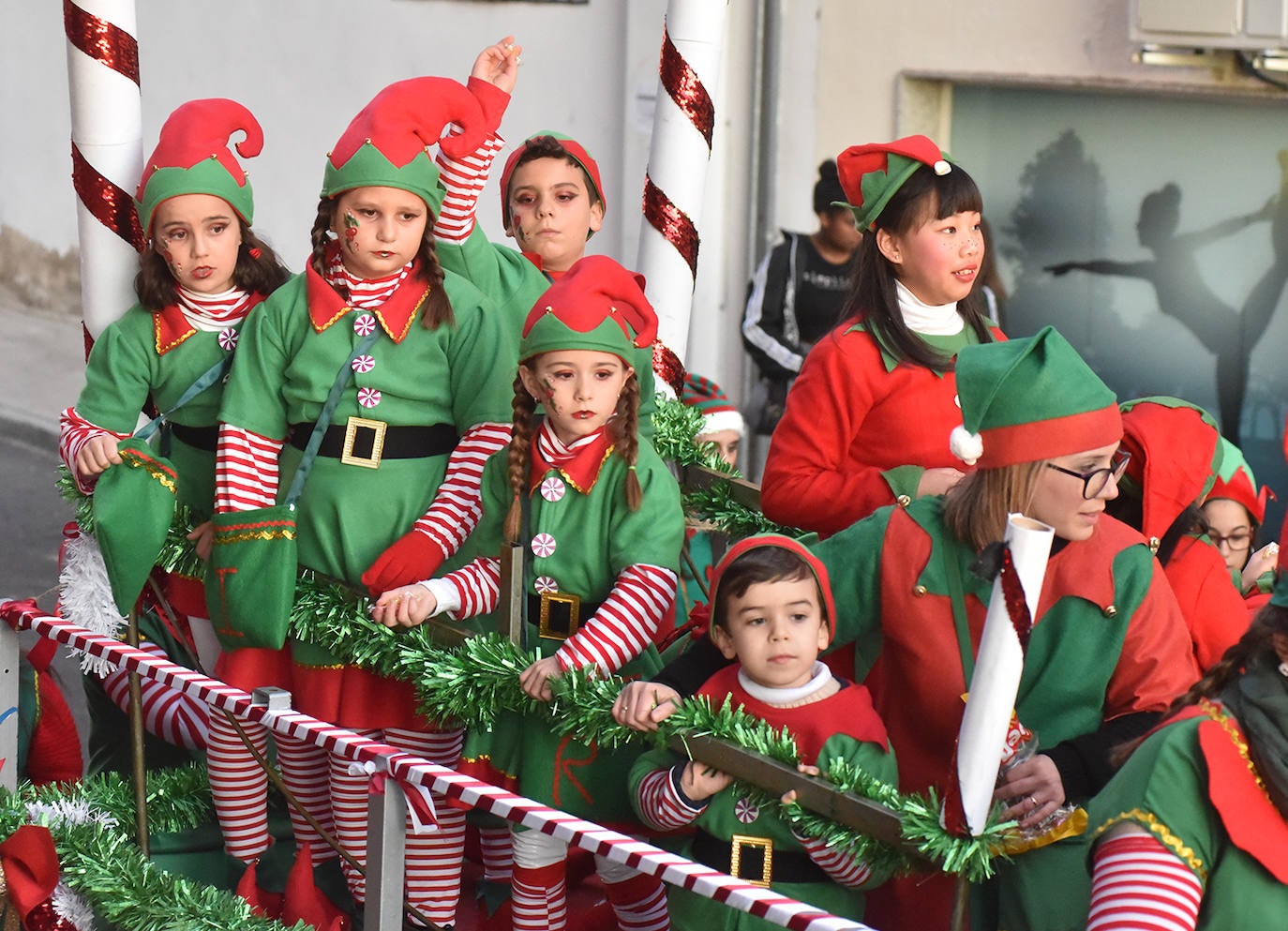 Coria. Los elfos protagonizan esta colorida carroza de la cabalgata cauriense. :: 