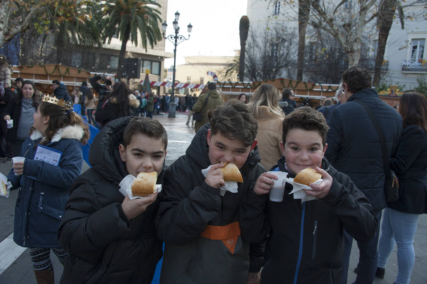 Fotos: Un roscón de premio con largas colas en Badajoz